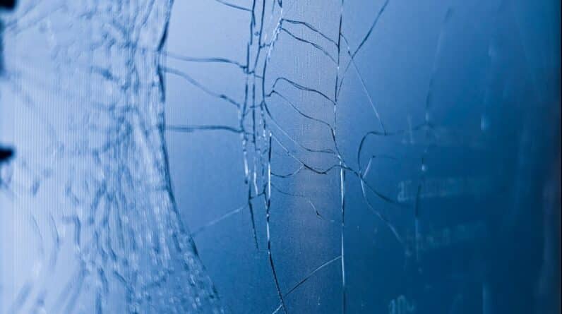 Photo "What is the Advantage of Safety Glass for a Car Windshield?"